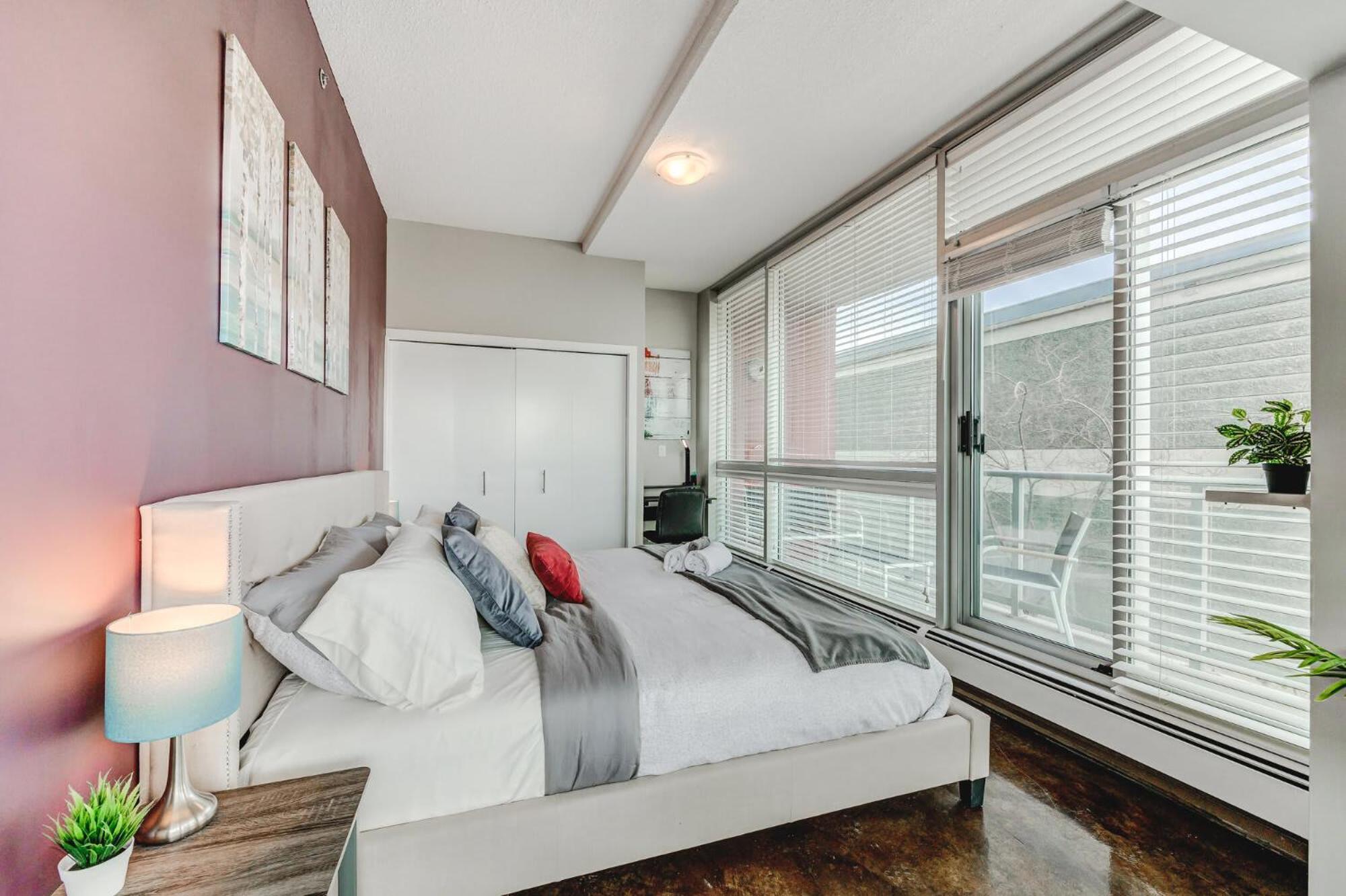 Upscale 2Br Condo - King Bed - Stunning Views YYC Kültér fotó