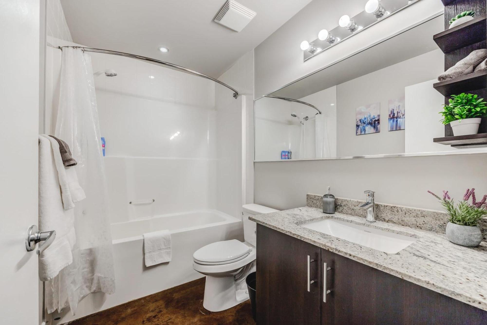 Upscale 2Br Condo - King Bed - Stunning Views YYC Kültér fotó