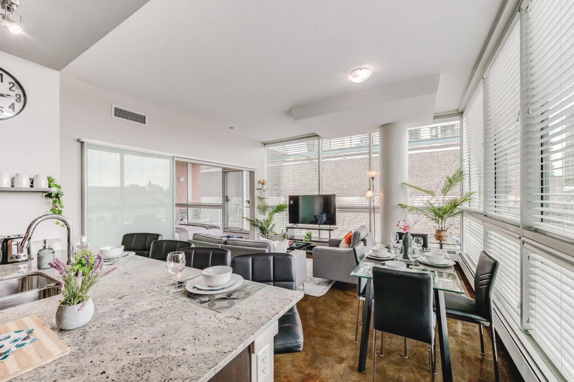 Upscale 2Br Condo - King Bed - Stunning Views YYC Kültér fotó